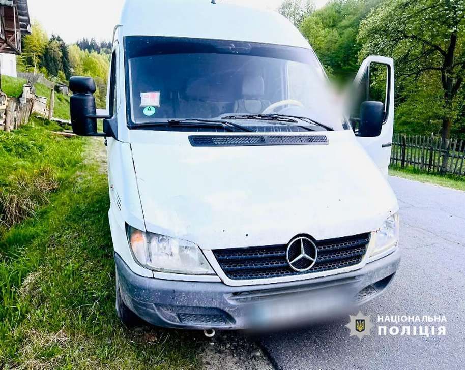 Вибігла з-за автобуса: на Косівщині мікроавтобус збив дівчинку 2