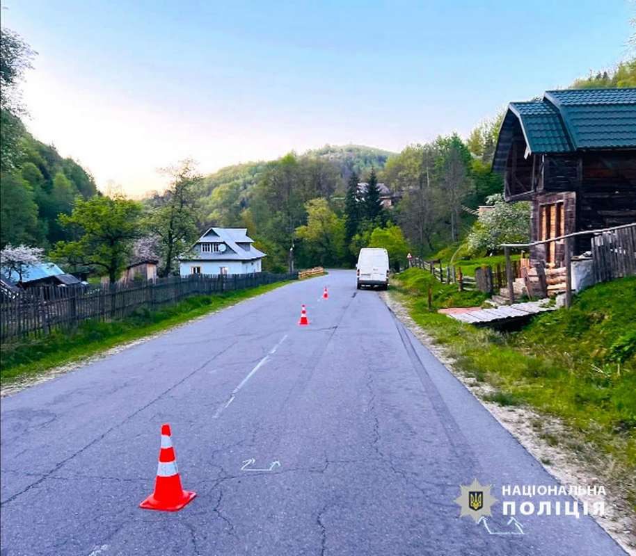 Вибігла з-за автобуса: на Косівщині мікроавтобус збив дівчинку 1