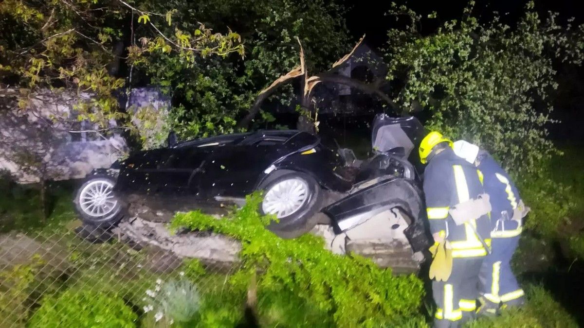 У Яремче легковик злетів з дороги на подвір'я
