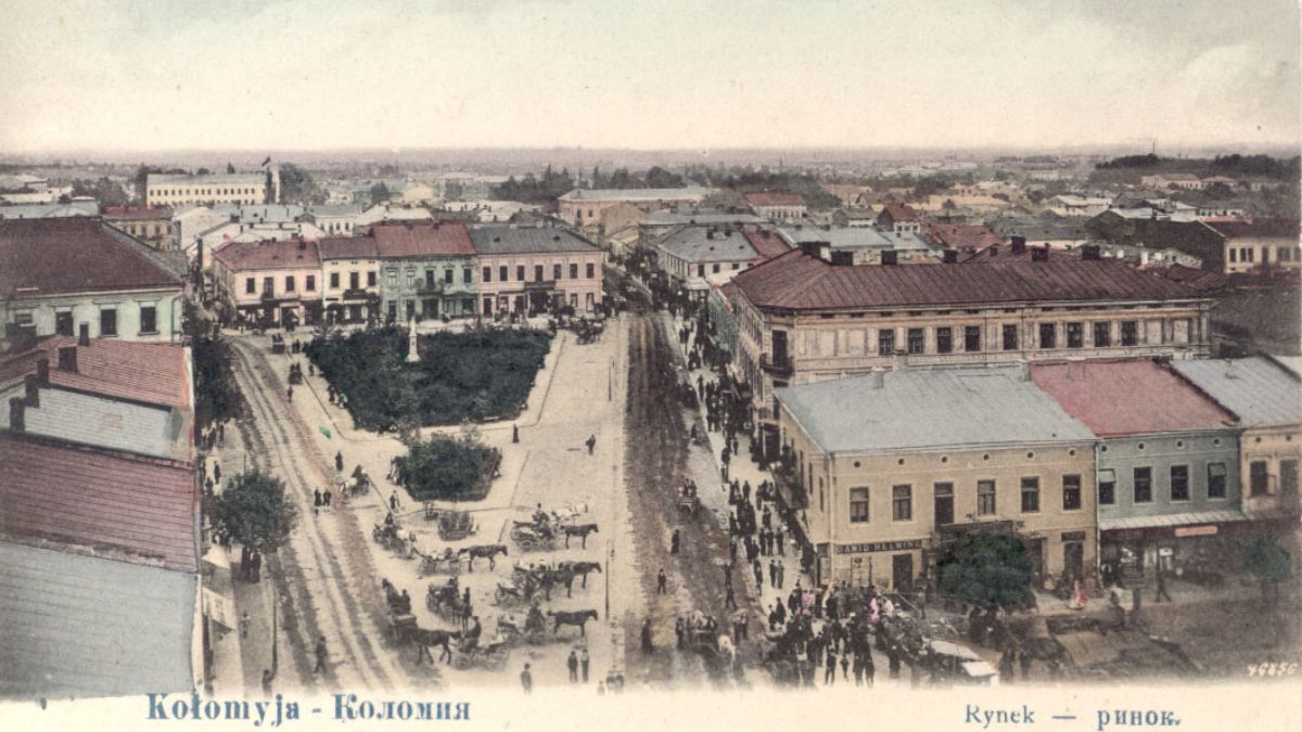 Історія будівлі, що вдивляється в ратушу: дім на площі Відродження, 18 1