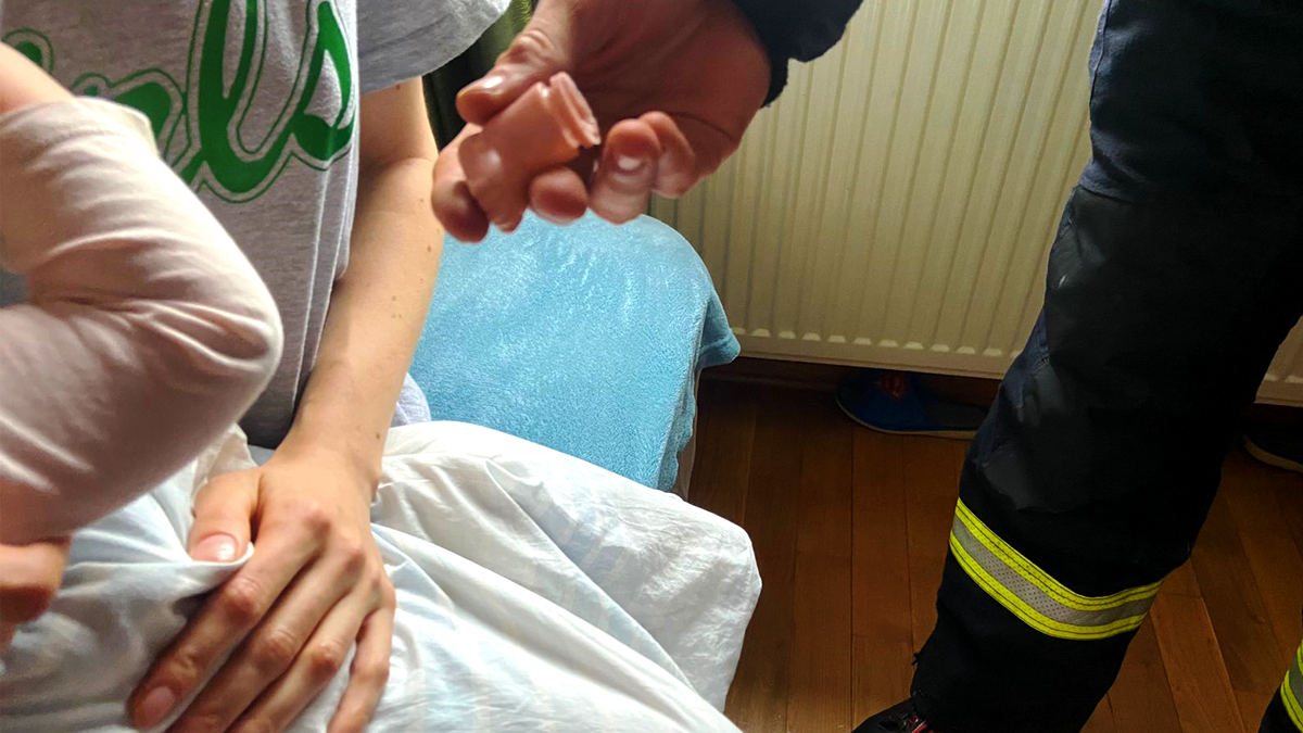 На Прикарпатті палець однорічної дитини застряг у іграшці | На допомогу прийшли рятувальники 1