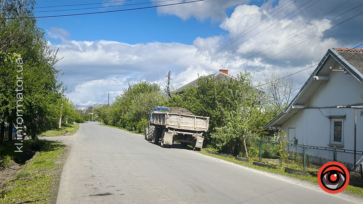 На перехресті Довбуша-Трильовського не розминулися трактор та легковик 1