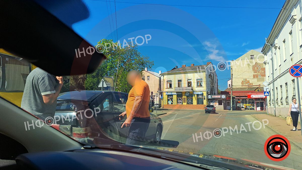 У центрі Коломиї трапилася ДТП за участі трьох автівок 1