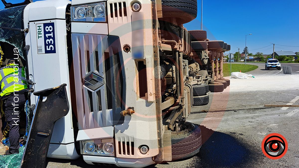 Під Франківськом перекинулась фура з міндобривом 5