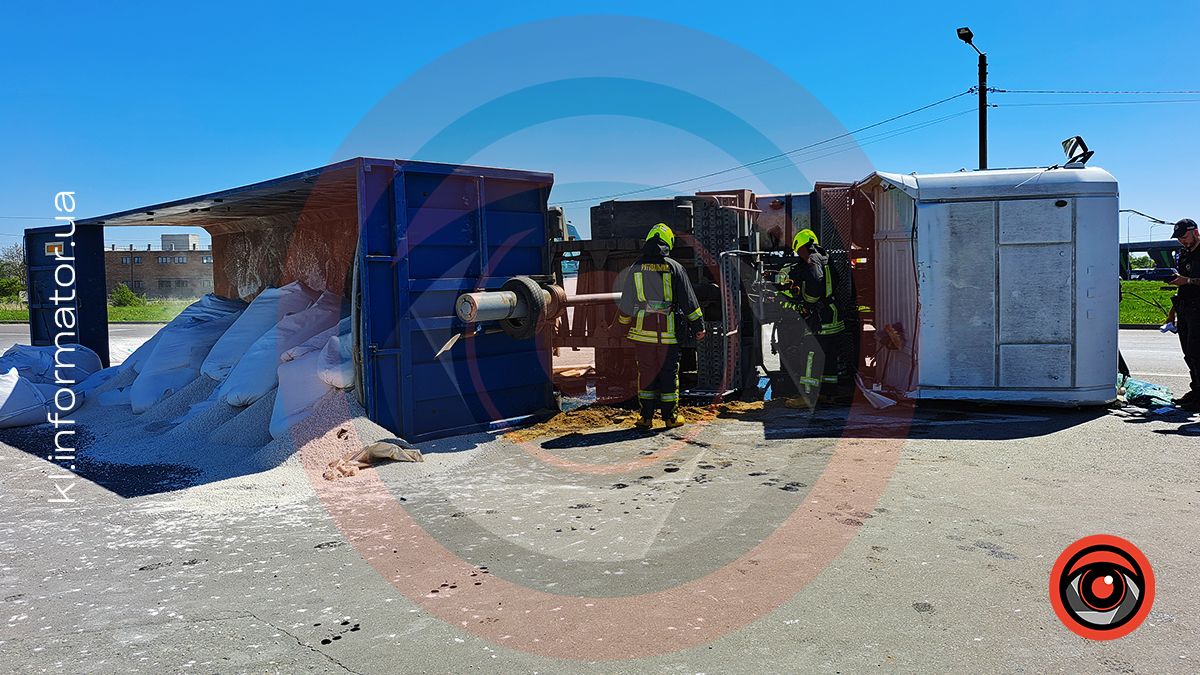 Під Франківськом перекинулась фура з міндобривом 3