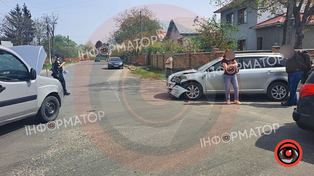 Ніби прокляте: на перехресті вулиць Січинського та Старицького у Коломиї зіткнулися три автівки 4