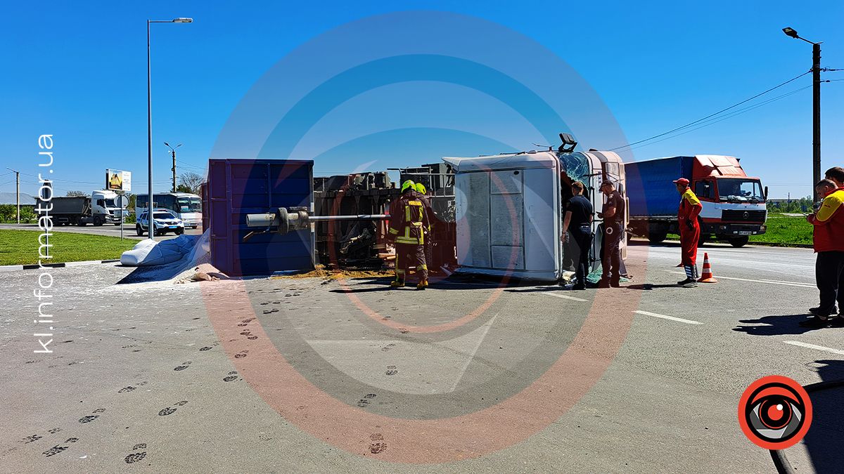 Під Франківськом перекинулась фура з міндобривом 1
