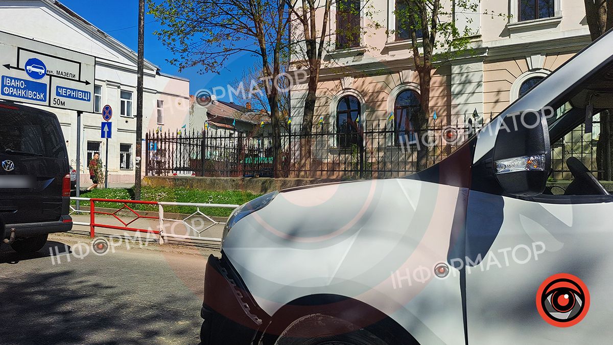 У центрі Коломиї трапилася ДТП за участі трьох автівок 3