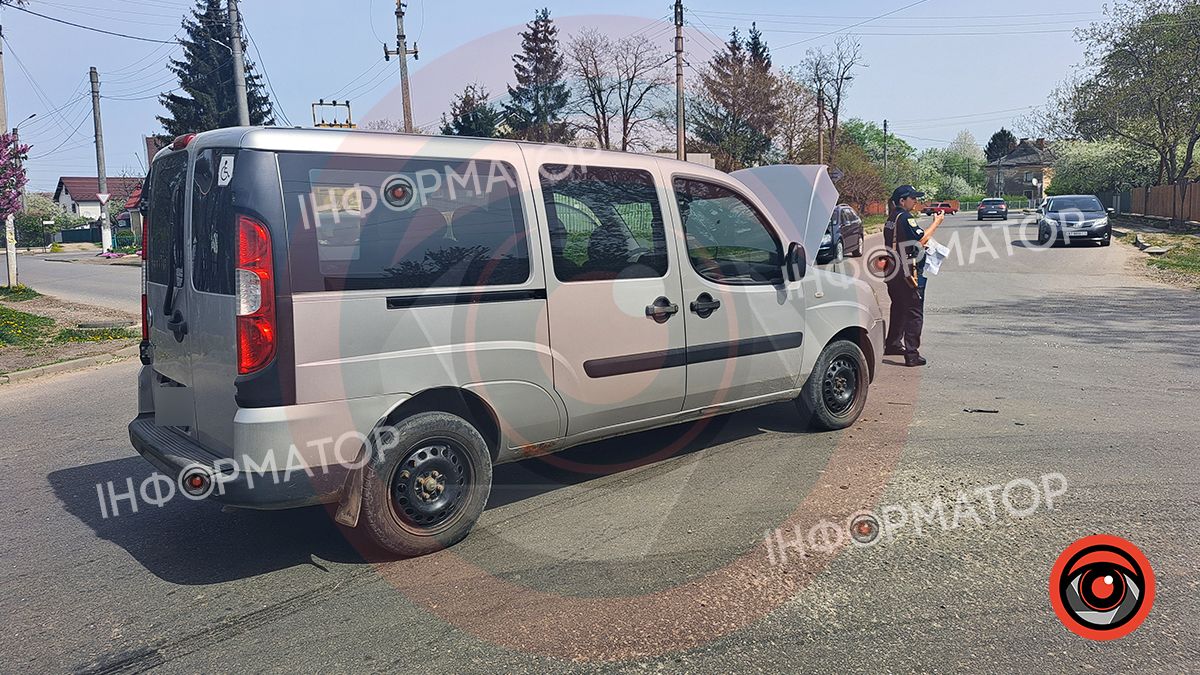 Ніби прокляте: на перехресті вулиць Січинського та Старицького у Коломиї зіткнулися три автівки 3