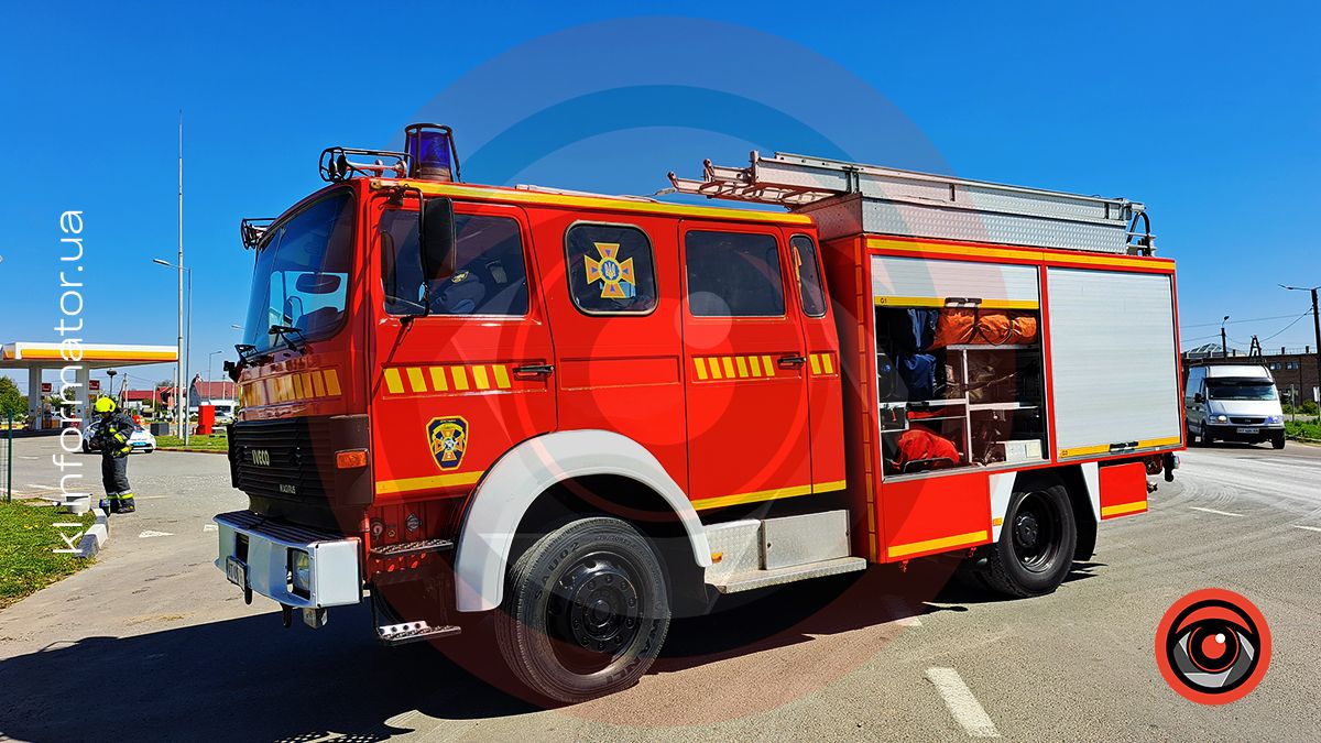 Під Франківськом перекинулась фура з міндобривом 4