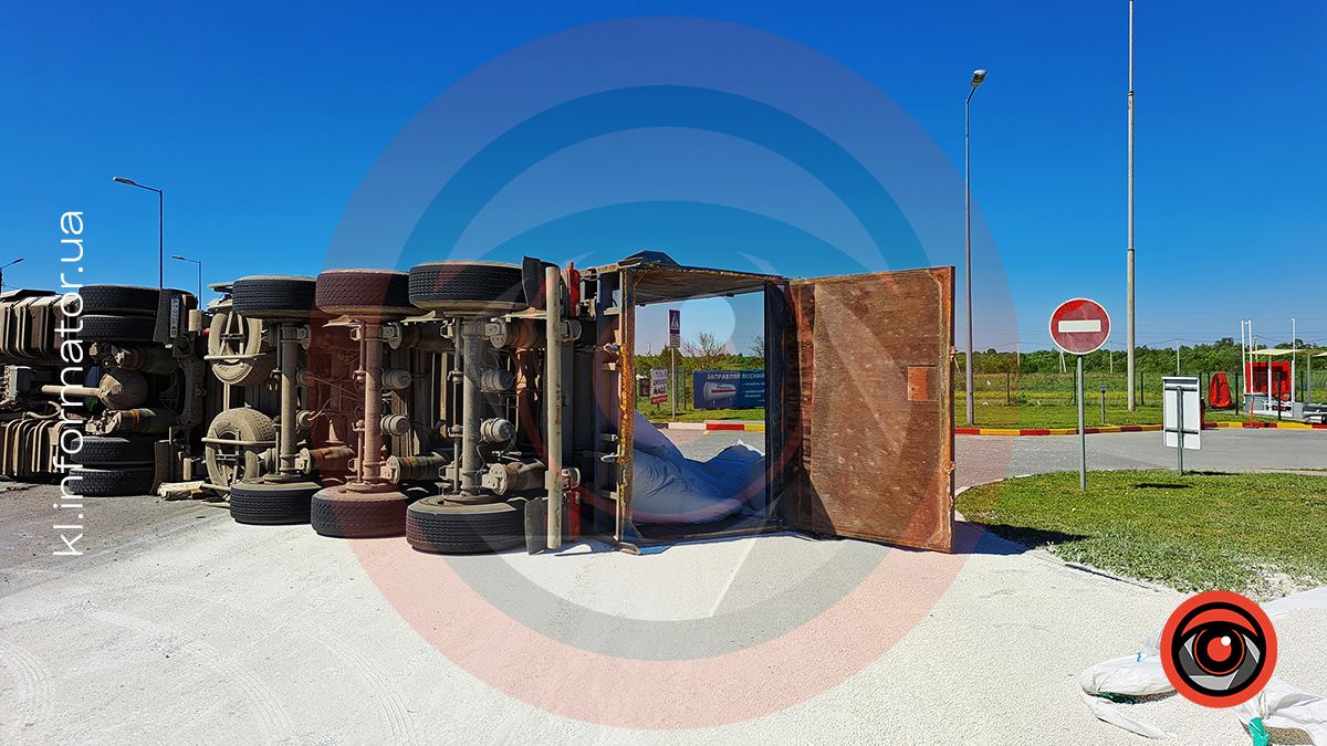 Під Франківськом перекинулась фура з міндобривом 2