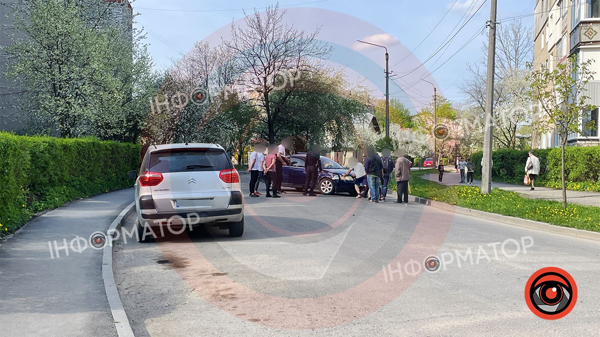 На вулиці Лисенка у Коломиї легковик в'їхав у припарковану автівку 4