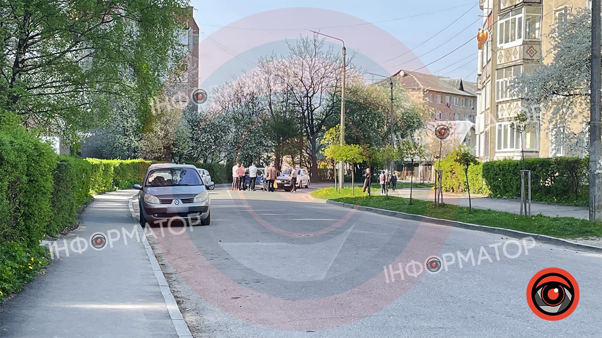 На вулиці Лисенка у Коломиї легковик в'їхав у припарковану автівку 1