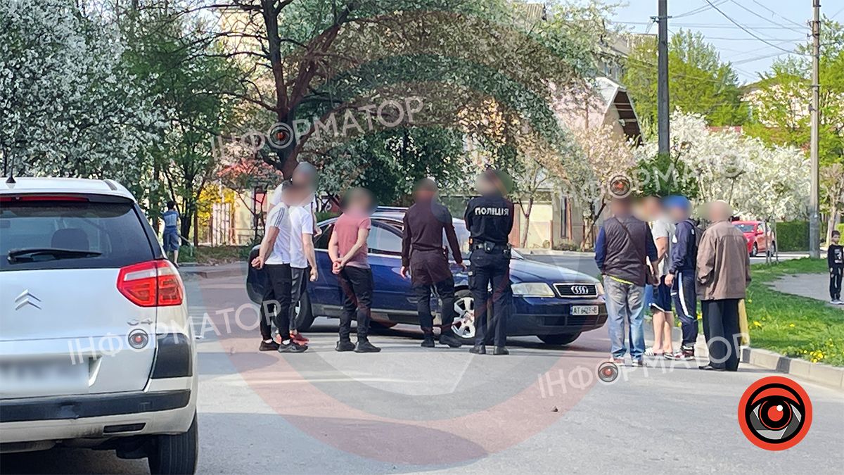 На вулиці Лисенка у Коломиї легковик в'їхав у припарковану автівку 3