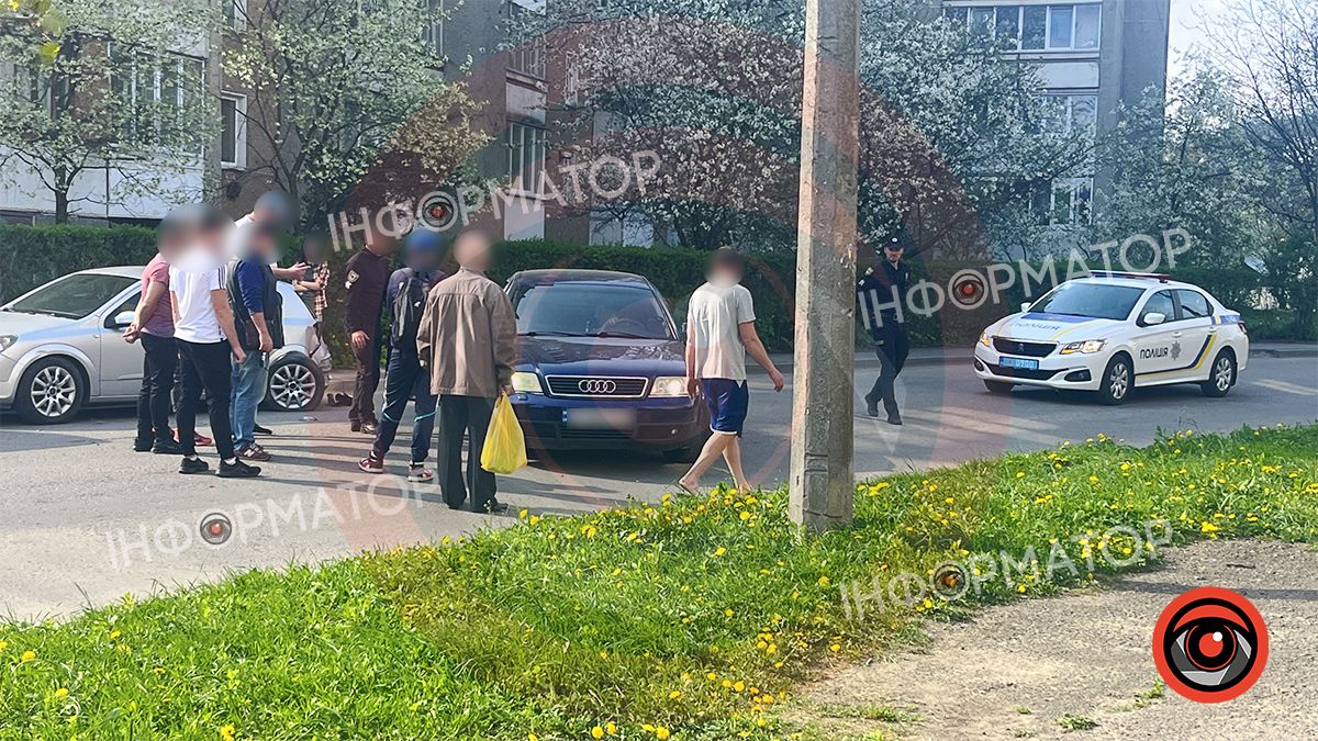 На вулиці Лисенка у Коломиї легковик в'їхав у припарковану автівку 2