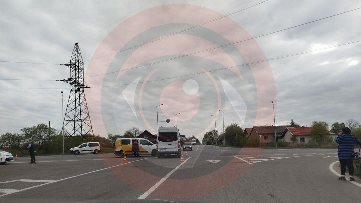 Під Коломиєю зіткнулись мікроавтобус та мінівен 1