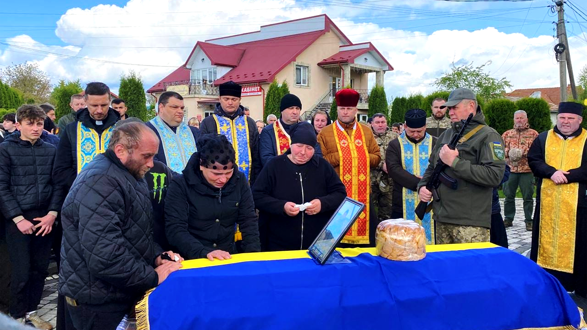 "На щиті" до Городенки повернувся захисник Петро Гулин 2