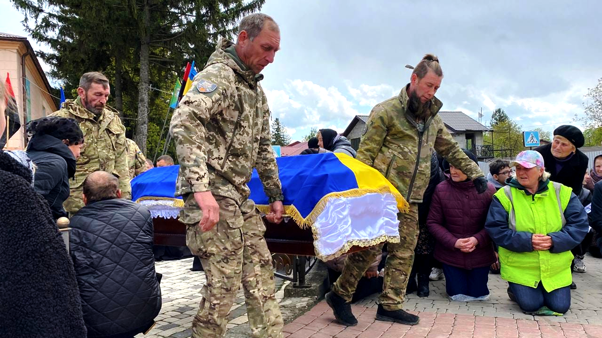 "На щиті" до Городенки повернувся захисник Петро Гулин 5