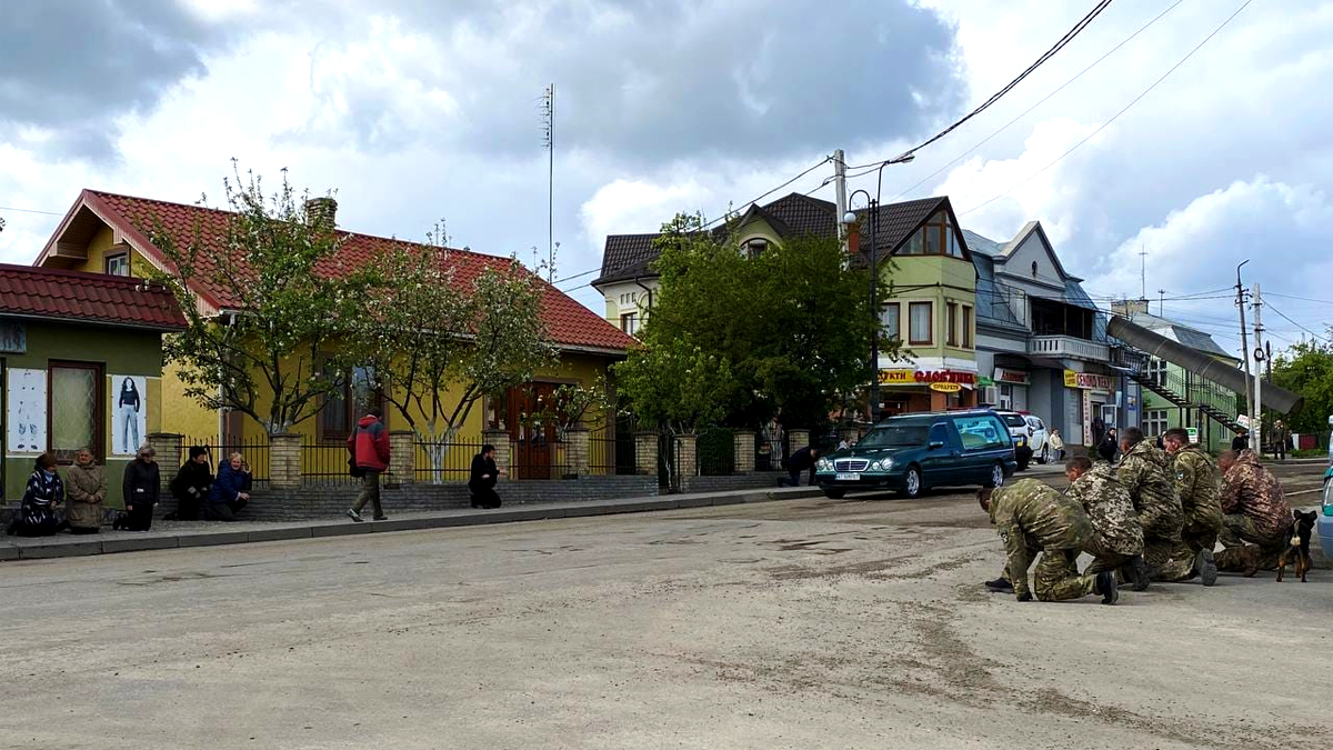 "На щиті" до Городенки повернувся захисник Петро Гулин 1
