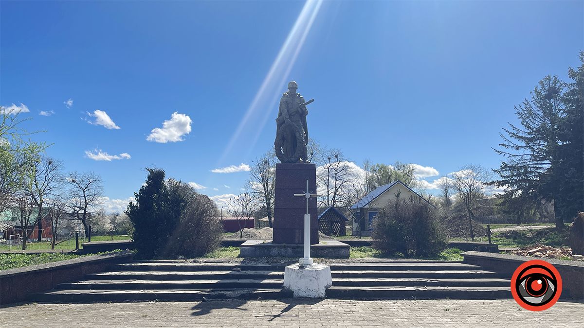 Без совітського солдата і на оновленій площі: як планують змінити меморіал воїнам у центрі Гвіздця 5