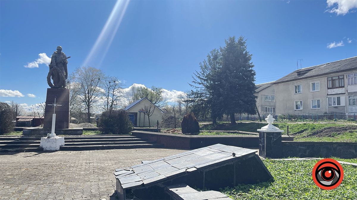Без совітського солдата і на оновленій площі: як планують змінити меморіал воїнам у центрі Гвіздця 6