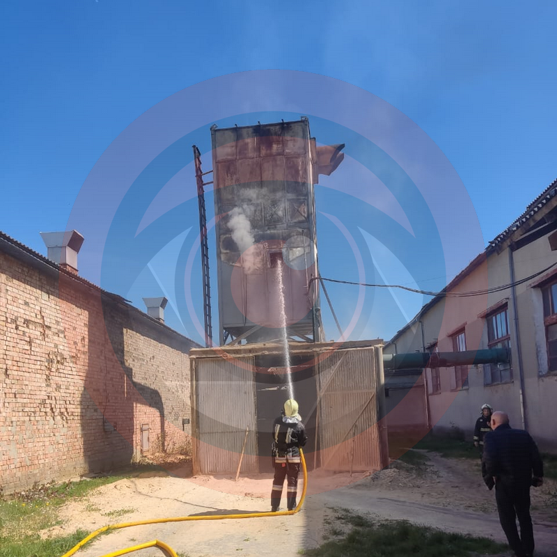 У Коломиї виникла пожежа на деревообробному підприємстві 1