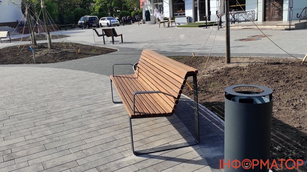 На площі перед Писанкою встановили лавочки, а як було задумано у проєкті 2