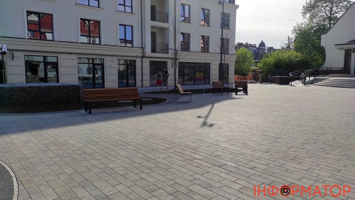На площі перед Писанкою встановили лавочки, а як було задумано у проєкті 3