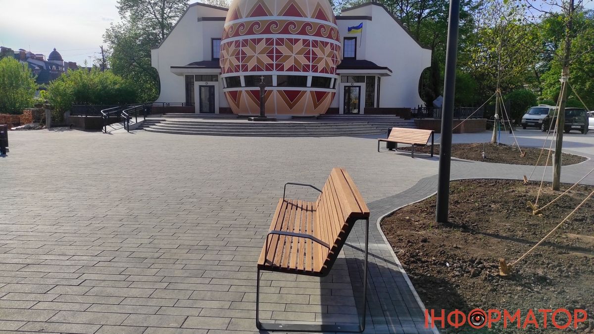 На площі перед Писанкою встановили лавочки, а як було задумано у проєкті 4