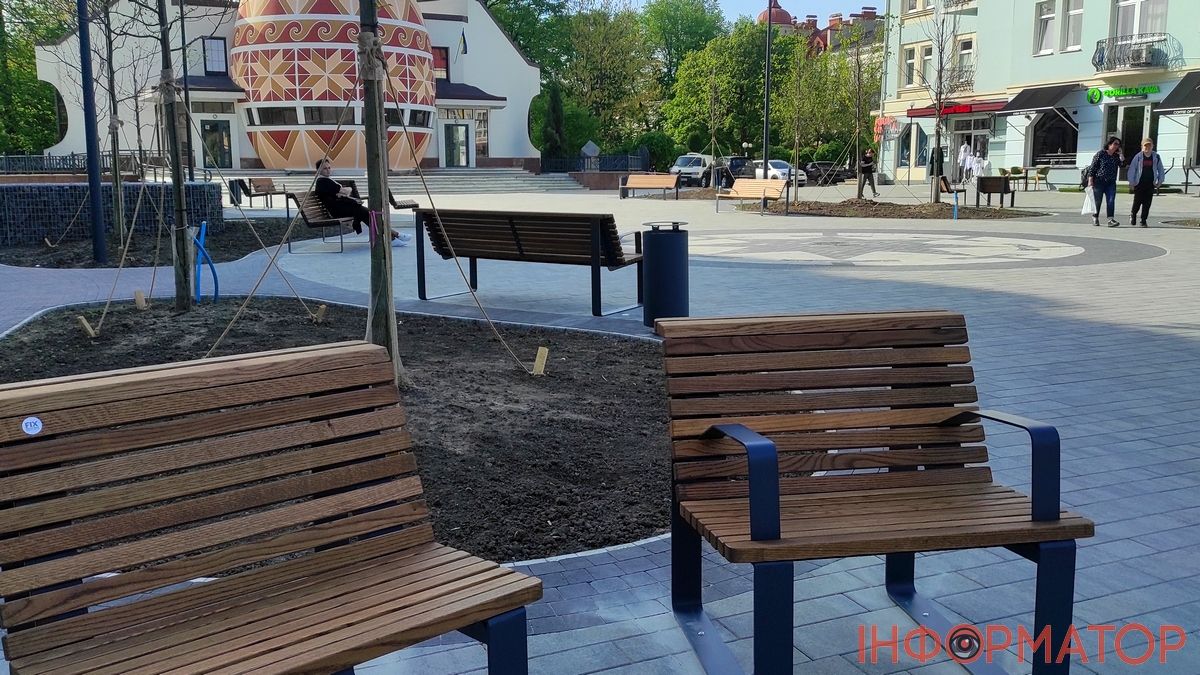 На площі перед Писанкою встановили лавочки, а як було задумано у проєкті 5