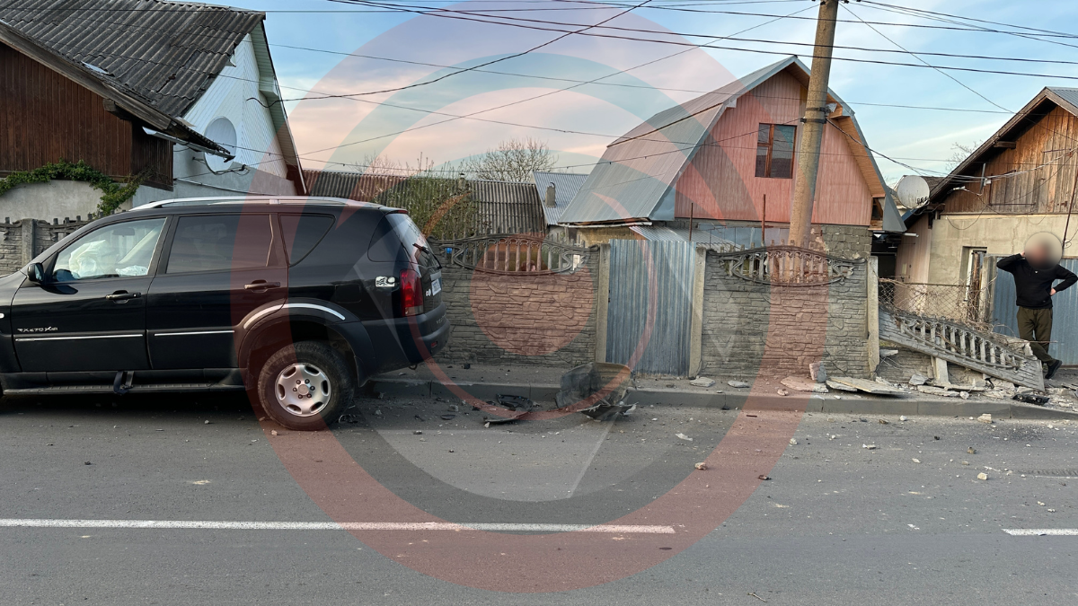 У Коломиї автомобіль вʼїхав у паркан 2