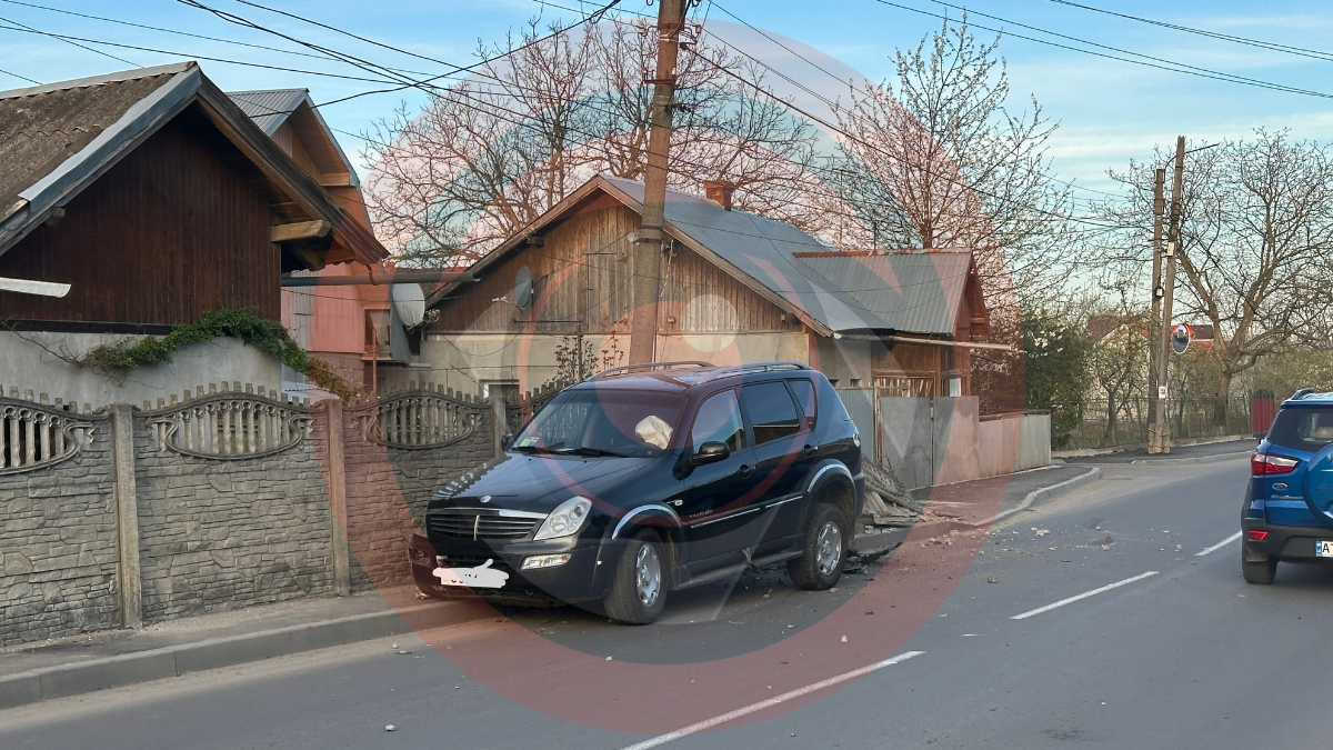 У Коломиї автомобіль вʼїхав у паркан 3