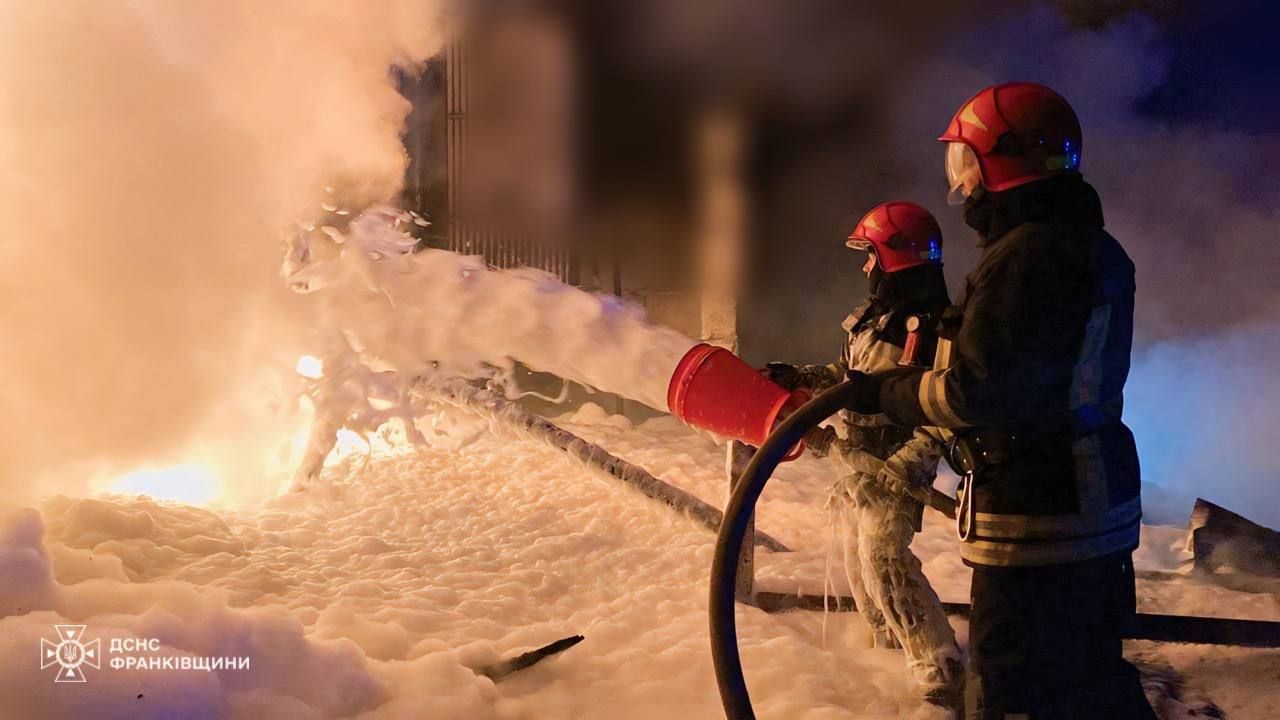 На Прикарпатті внаслідок влучання розгорілася пожежа