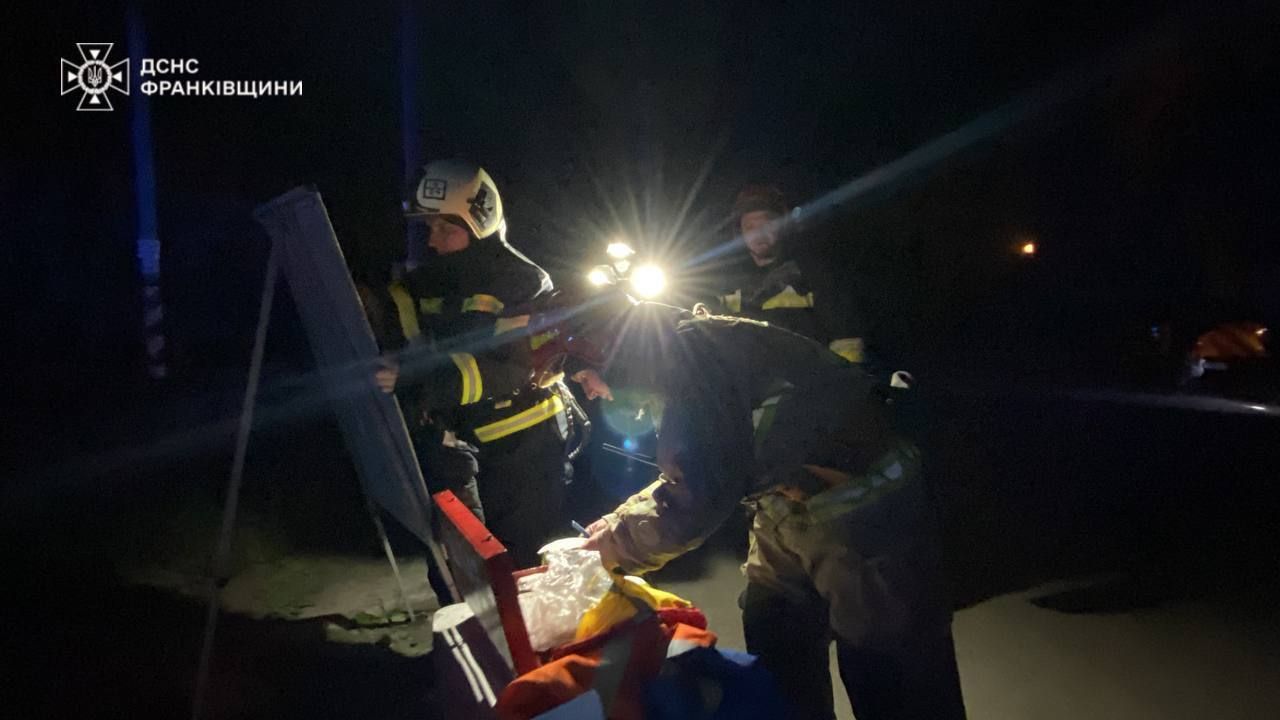 На Прикарпатті внаслідок влучання розгорілася пожежа 2