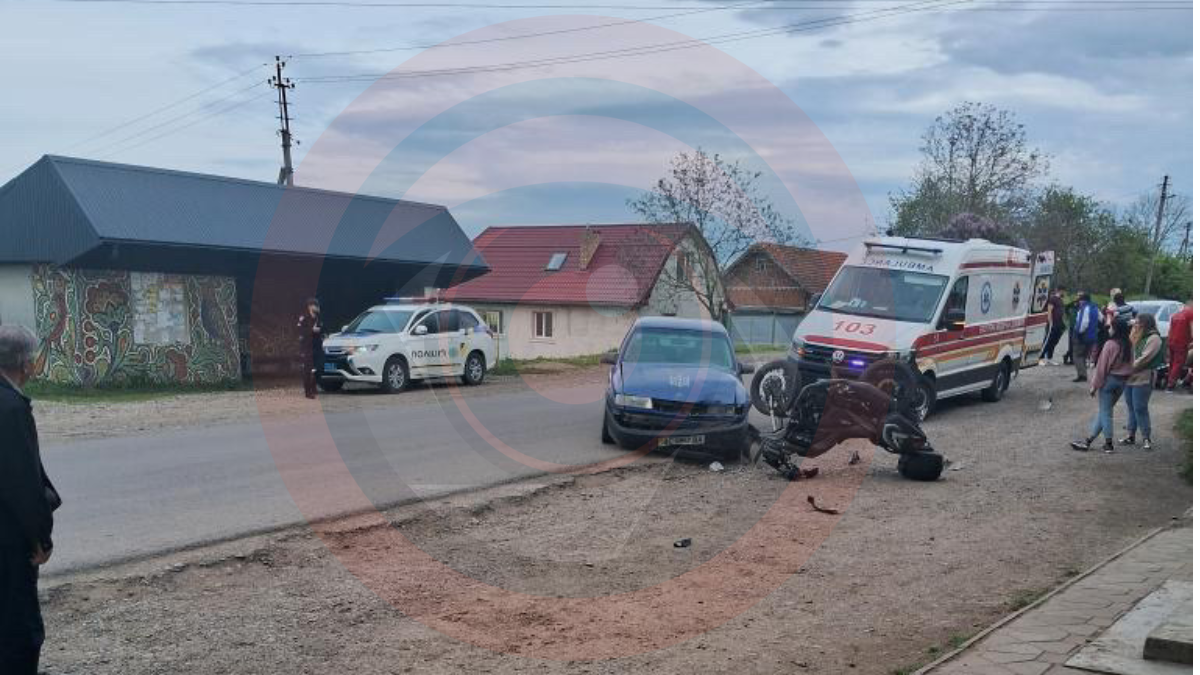 У селі на Коломийщині мотоцикл зіткнувся із автівкою