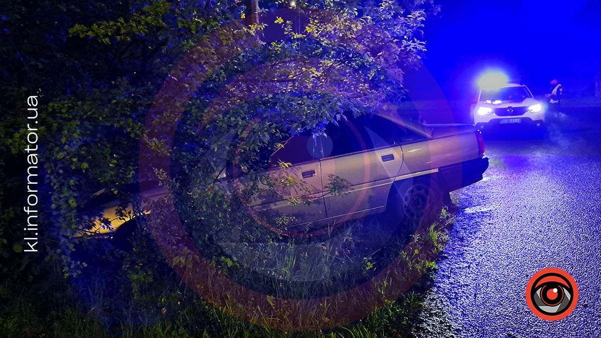 На вулиці Петлюри у Коломиї водій зʼїхав у кювет і втік з місця ДТП 3