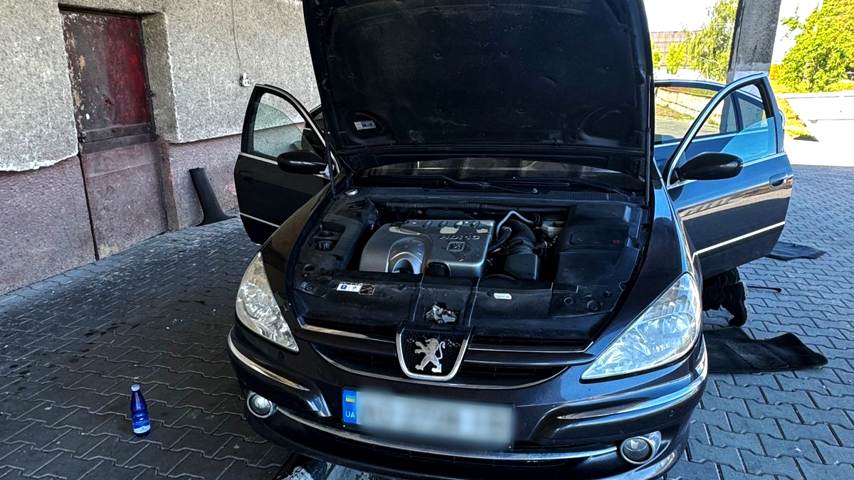 Прикордонники виявили у автомобілі чоловіка понад 350 пачок сигарет без акцизу 1