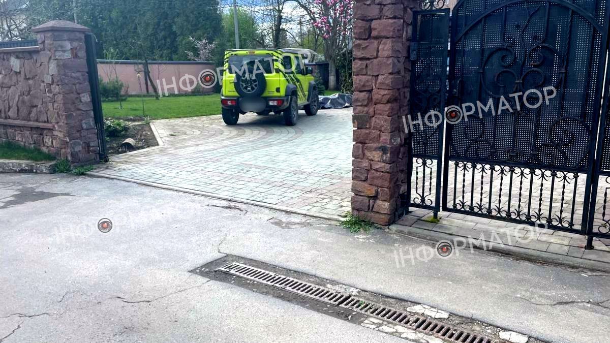 По пішохідних доріжках Шевченківського озера в Коломиї їздила машина, ймовірно, міського голови 1