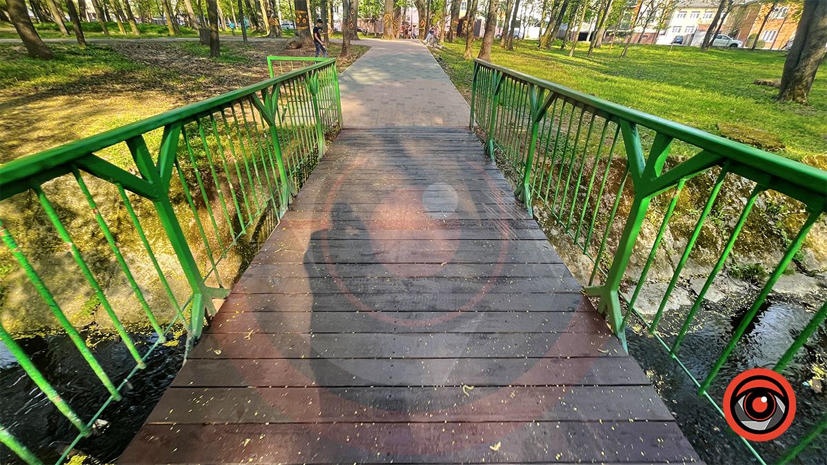 У міському парку Коломиї відремонтували місток 3