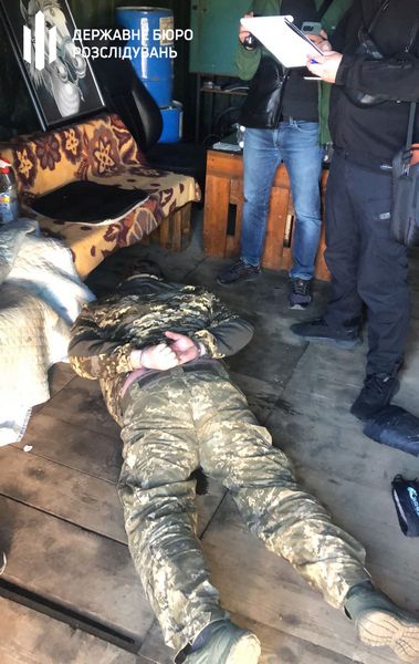 На Прикарпатті посадовця військової частини спіймали на хабарі 3