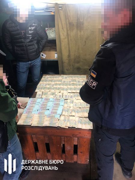 На Прикарпатті посадовця військової частини спіймали на хабарі 2