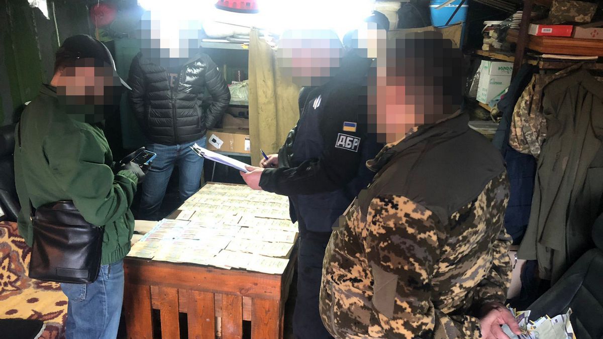 На Прикарпатті посадовця військової частини спіймали на хабарі