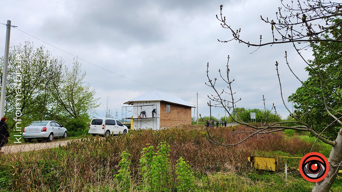 Церковне керівництво звело будівлю на березі Пруту в Коломиї, частково зруйнувавши дамбу 3