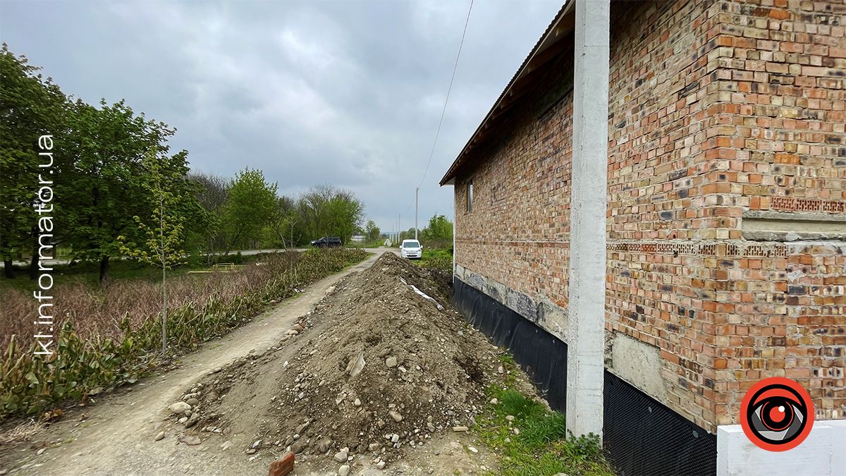Церковне керівництво звело будівлю на березі Пруту в Коломиї, частково зруйнувавши дамбу 7