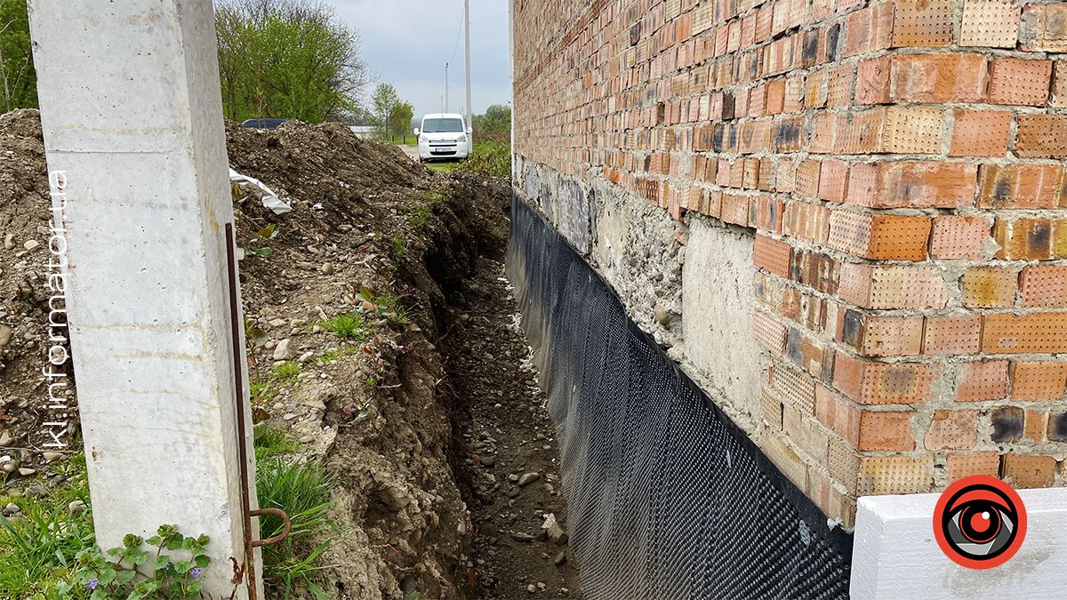 Церковне керівництво звело будівлю на березі Пруту в Коломиї, частково зруйнувавши дамбу 6