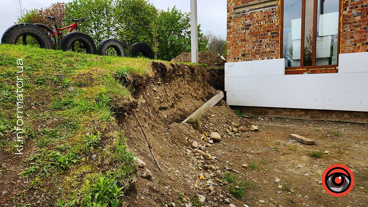 Церковне керівництво звело будівлю на березі Пруту в Коломиї, частково зруйнувавши дамбу 5
