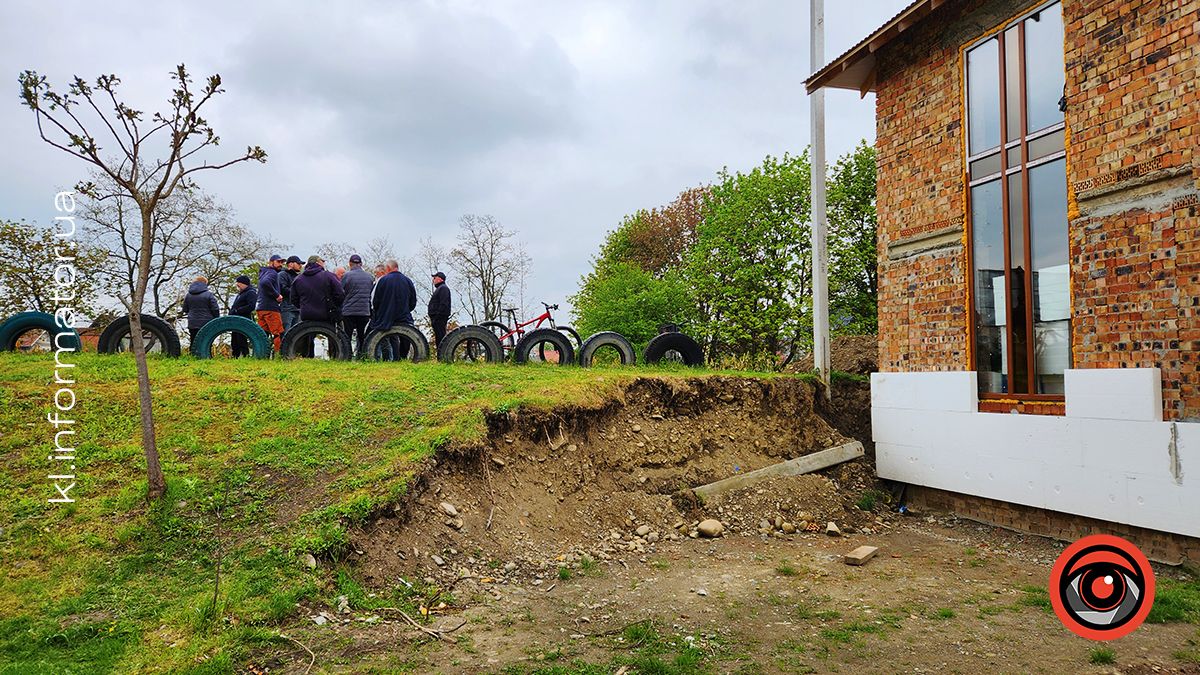 Церковне керівництво звело будівлю на березі Пруту в Коломиї, частково зруйнувавши дамбу 1