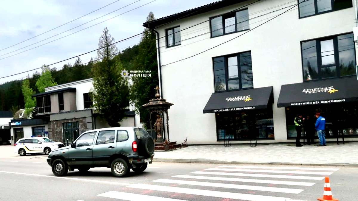 У Яремче водій збив матір з двома дітьми 2