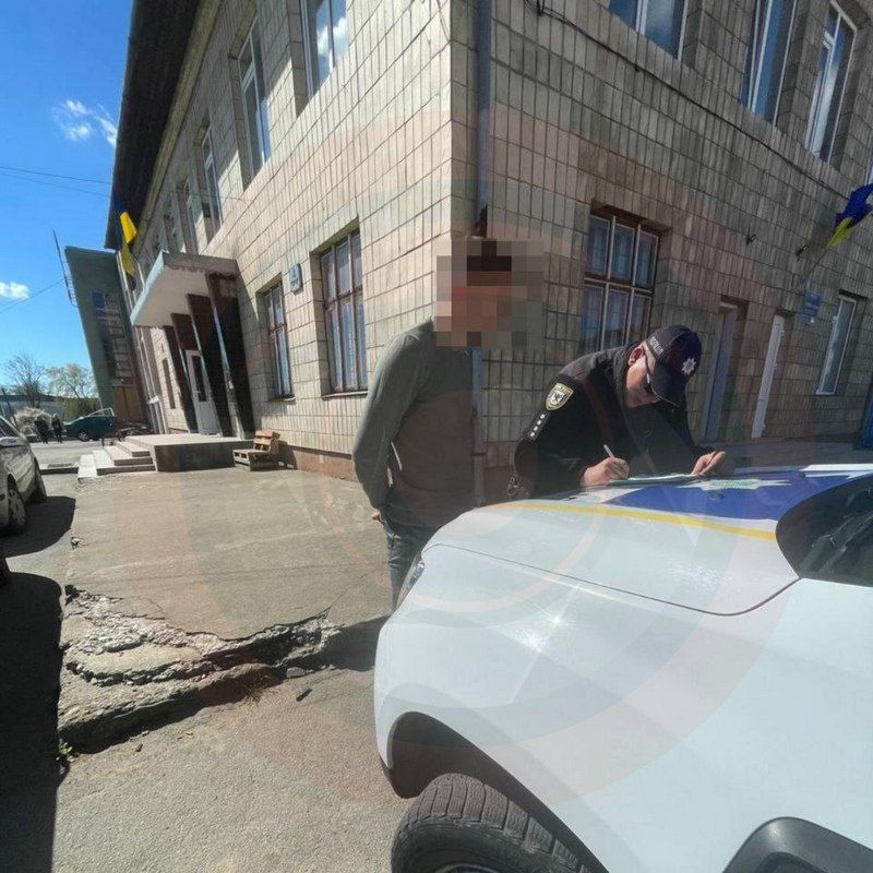 Поліцейські розшукали водія, який у Коломиї на авто врізався в дерево і втік 1