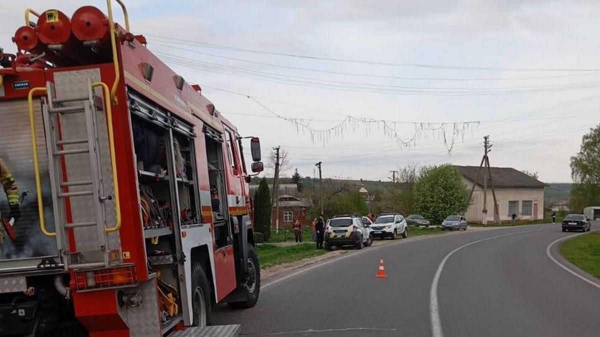 Смертельна ДТП на Прикарпатті: автомобіль "залетів" у дерева та перекинувся 2